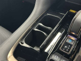 ドリンクホルダー、ちょっとした物も置けるので、便利ですね。