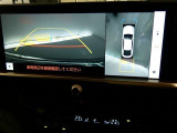 【全周囲モニター】車を上空から見下ろしたような映像をカーナビ画面に映し出し、車庫入れや縦列駐車をサポートしてくれます。