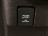 アクセサリーソケットはUSBのアダプターなどをつければ、スマホの充電にも使えます。周辺には物が置けるボックスがついています。