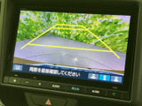 後方確認をサポートするモニターが搭載されています。駐車時の安全性向上に貢献します。ガイドライン表示で、狭い場所でもスムーズに駐車できます。