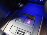 「HOLD」スイッチを押し、システムONの状態にしておくことで、渋滞や信号待ちなどでブレーキを踏んで停車した時にブレーキを保持。アクセルを踏むと解除されます。