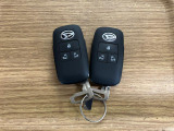 【スマートキー】 スマートキーを携帯していれば、ドアハンドルのボタンを押してロックの解除ができ、パワースライドドアもワンタッチで開閉できます。