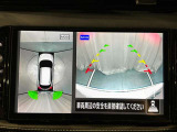 アラウンドビューモニターは真上から見下ろした様に車の周囲を表示することで、駐車時の安全性と利便性を高めます。