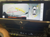 【パノラミックビューモニター】専用のカメラにより、上から見下ろしたような視点で360度クルマの周囲を確認することができます☆死角部分も確認しやすく、狭い場所での切り返しや駐車もスムーズに行えます。