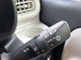 操作しやすいウインカーレバーで、安全な車線変更をサポート。オート機能も搭載で、運転の負担を軽減します。スムーズな運転に貢献します。