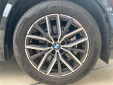 【BMWアロイホイル】軽量かつ強度に拘ったアロイホイル。走行性能ポテンシャルを引き出す設計。車の足元を引き締めてくれる大きなポイントはアロイホイルです。