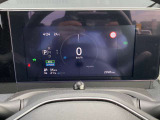 前方ディスプレイには車両情報や設定が表示されます。