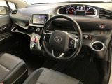 すっきりとしたデザインの内装は、さすがトヨタ車の上品さを感じます。