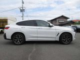 新車登録から5年目まで、最長4年間の走行距離無制限保証をご用意。ご購入後も安心が長く続きます。
