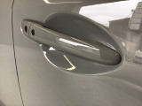 スマートキーを所持している状態でロックボタンを押すと、車両すべてのドアの解錠や施錠を行うことが出来ます。