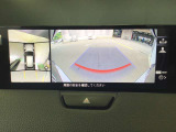 360&deg;ビューモニターでは4つのカメラで前後左右・俯瞰映像でドライバーからは見えない領域の危険認知をサポート。全周囲の死角を減らし、狭い駐車場や幅寄せ、丁字路進入時などの運転の安心感を高めます