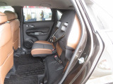チップアップ&ダイブダウン機構付きリアシート♪リア席の座面を跳ね上げると横にしたくない荷物を積み込める荷室には早変わり♪♪多彩な収納アレンジが可能です♪♪