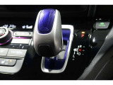 インパネシフトだから視線の移動も少なく足元もスッキリ♪運転席もゆったりしているのでゆとりを持ってドライブできますね!