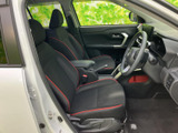 運転席からの視界は良好で、運転に集中できます。シート形状も工夫されており、長距離運転でも疲れにくいでしょう。