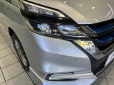 【LEDヘッドライト】悪天候や夜間走行時も良好な視界を確保し安心して運転できる高輝度LEDヘッドライトを装備!点灯速度が早く、消費電力も抑えられています。