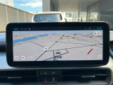 タッチスクリーンをタップするかスワイプするだけですべての機能を呼び出せます。Apple CarPlayおよびAndroid Autoに対応しスマートフォンとのシームレスな 連携も実現。さらに、USBポートを標準装備しています。