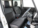 運転席のスペースはゆったりしていて、視界も広く確保されているので普段の運転からロングドライブまで快適です。