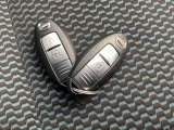 インテリジェントキー 持っていればドアノブのボタンを押せば施錠や施錠を解除 エンジンスタートボタンを押せばエンジンスタートといちいちポケット(鞄からキーを出さなくても良いんです)