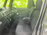 運転しやすいポジションで、快適なドライビングをサポート。視界の広さも確保されており、安全運転に貢献します。清潔感のある空間は、気持ちよく運転できます。