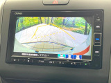 【バックカメラ】駐車時に後方がリアルタイム映像で確認できます。大型商業施設や立体駐車場での駐車時や、夜間のバック時に大活躍!運転スキルに関わらず、今や必須となった装備のひとつです!