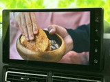 停車中に動画やテレビを楽しめます。長距離移動も快適に過ごせる便利な機能です。ご家族や友人とのお出かけに最適ですね。