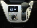 オートエアコンで暑い夏も寒い冬も快適な車内で運転出来ます。