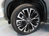 トヨタ純正アルミホイール。タイヤサイズは215/50R18です。