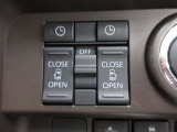 運転席から操作できる両側パワースライドドアのコントロールスイッチです(挟み込み防止機能付)