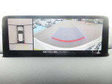 リバースギア連動のバックカメラが付いています。画面に鮮やかに写りますので夜間や雨の日も安心してバックできますね。人気装備の一つです。