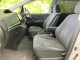 運転席周りのレイアウトは、操作性を重視して設計されています。必要な情報を一目で確認でき、安全運転をサポートします。