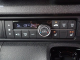 運転席からも手が届きやすく、操作しやすい空調コントロールパネル。オートエアコンなので操作の煩わしさが無くオールシーズン快適にドライブできます。快適空間で運転に集中できますね。