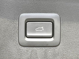 【パワーバックドア】スマートキーや運転席のボタンを押すだけでリアゲートが自動で開閉します!荷物を持っている時や、高い位置にあるバックドアを閉める際に便利な機能です♪