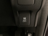 VSA装備車です。VSAはドライバーの操作と車の動きを見守っています。もし車の挙動が乱れたとき、4輪別々にブレーキをかけたり、エンジンパワーをしぼることによって車を安定させます。