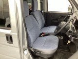 自社整備工場で点検整備をおこなってからお渡ししています。車検が残っている場合は『12ヶ月点検整備』を、車検整備付きの場合は『車検整備』をおこないます。整備費用は車両本体価格に含まれています。