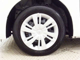 【ホイールカバー】純正なので車に似合うデザインになっていますね。スタッドレスタイヤもご相談下さい。
