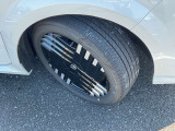 スタイリッシュな純正アルミホイール 205/50R17☆