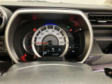 視認性に優れたメーターを採用しており、走行中でも車速や情報が分かりやすく表示されます。運転時の視線移動をむりのない範囲に抑え、快適で安心感のあるドライブをサポートします。