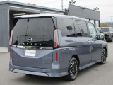 エマージェンシーブレーキは、 約10〜80km/h の範囲で前方の車両や歩行者と衝突する可能性がある場合に作動し、自動的に停止又は減速することにより 衝突回避や衝突被害の軽減を図ります。