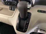 CVT車のセレクトレバーです。低速から高速まで、変速ショックのないスムーズな走りを実現するとともに、エンジン効率のよい領域を維持することで燃費にも貢献します。