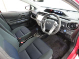 シンプルで使いやすいデザインの運転席です。