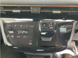 エアコンはオートエアコンです(^-^)温度調節も細かくできるので車内を快適な温度にできますよ(*^^*)人気の装備です☆