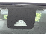 【スマートアシスト】走行中に前方の車両等を認識し、衝突しそうな時は警報とブレーキで衝突回避と被害軽減をアシスト。より安全にドライブをお楽しみいただけます。
