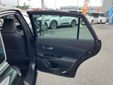 後席からの景色も良好。ゆったりとしたスペースで、長距離移動も快適に過ごせます。快適な移動をサポートする空間です。