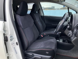 運転席からの視界は良好で、操作性にも優れています。シートの座り心地も良く、長距離運転でも疲れにくい構造です。快適なドライブをお約束します。