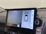 【パノラミックビューモニター】クルマの前後左右に搭載したカメラから取り込んだ画像を合成し、車両を上から見たような画像をディスプレイに表示します。