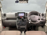 運転席周りになります。内装色はベージュ系です。