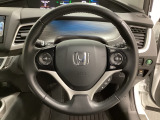 ハンドルにHondaセンシング系のクルーズコントロールやレーンキープアシストなどのスイッチと、オーディオの操作スイッチが装備されています。ハンドルから手を離さず安全に操作できます。
