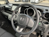 握りやすい形状のステアリングは、運転操作をスムーズにします。快適なドライビングポジションを実現します。