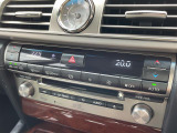 【左右独立温度コントロール式フルオートエアコン(DUAL/SYNC)】運転席側と助手席側でそれぞれ自由に温度設定ができ、快適な風量やモードなどを自動調整します。