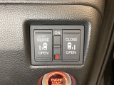 リアドアは乗り降りに便利な両側電動スライドドアです。また運転席に座っていながらスイッチ操作で自在にスライドドアを開け閉めできます。